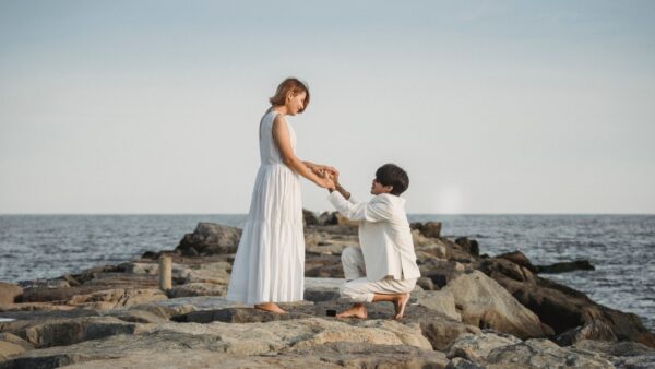 Jak wybrać idealny pierścionek zaręczynowy?