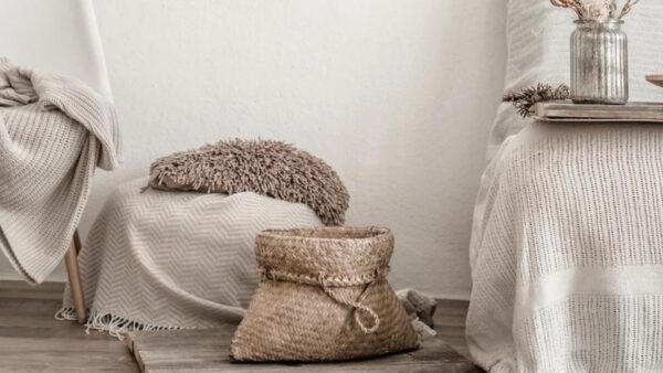 Koce, poduszki i dywany – czyli w co wyposażyć sypialnię?